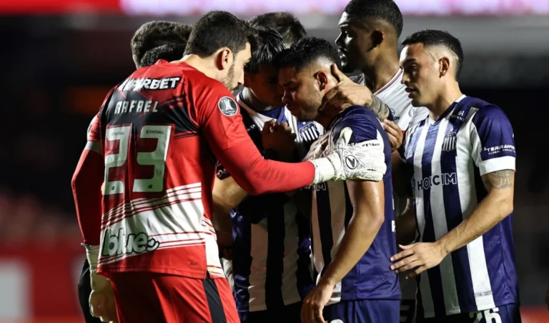 Escándalo en la Copa Libertadores: jugador de Talleres denunció insultos racistas y rompió en llanto en pleno partido