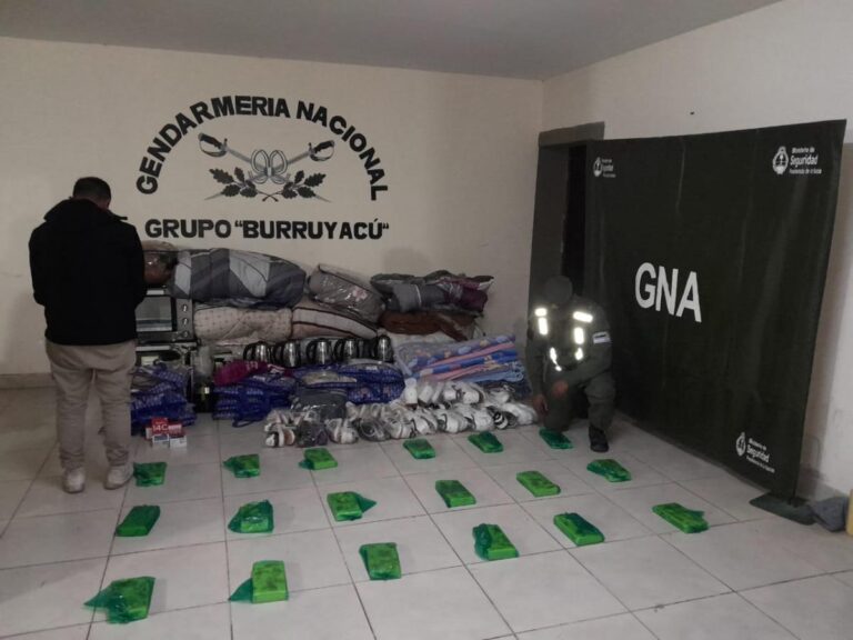 Golpe al narcotráfico: hallan 19 kilos de cocaína en un tour de compras que se dirigía a Córdoba