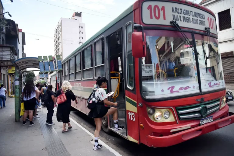 Fuerte caída del 41% en el uso de colectivos metropolitanos en Tucumán: empresarios apuntan contra Uber Moto