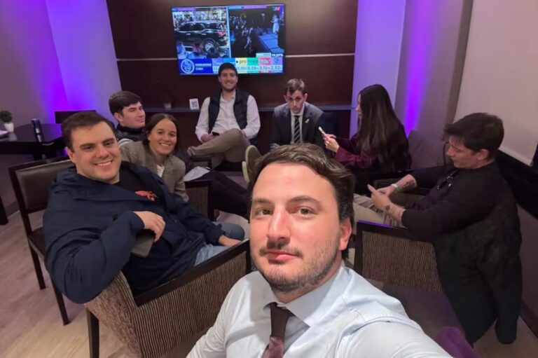 Influencers libertarios: entre la defensa del Gobierno y los contratos estatales