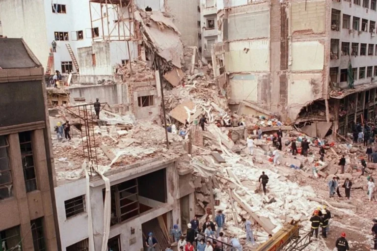 Atentado a la AMIA: la Justicia ordenó juicio en ausencia para los 10 acusados prófugos