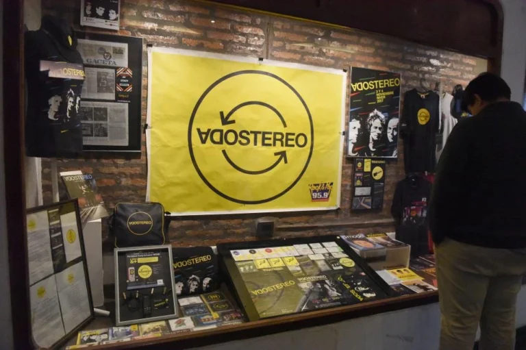 Una muestra única sobre Soda Stereo y Cerati se exhibe en el Centro Cultural Virla