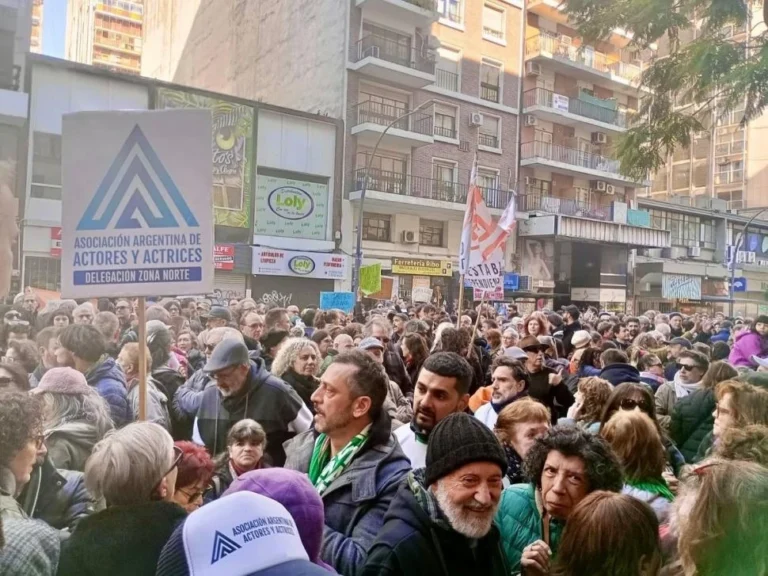 Actores se movilizaron en defensa del Instituto Nacional del Teatro tras la quita de su autarquía