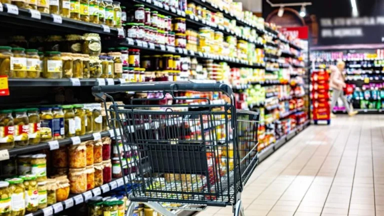 Aumentan las ventas en shoppings y supermercados, pero caen en mayoristas