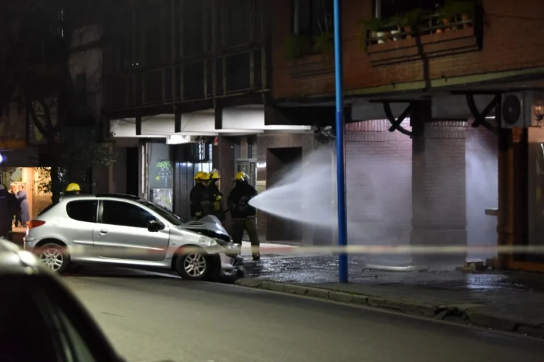 Un auto chocó una casilla de gas y evacuaron edificios en Catamarca al 400