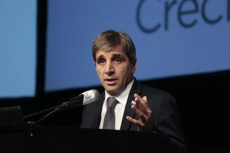 Caputo defendió la intervención del BCRA y responsabilizó a los bancos por la suba del dólar