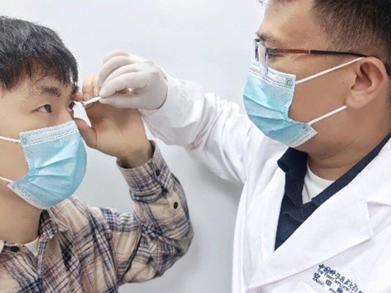 Crean lentes de contacto que permiten ver en la oscuridad y con los ojos cerrados