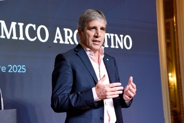 Caputo busca captar U$S1.000 millones en nueva emisión de bonos en dólares