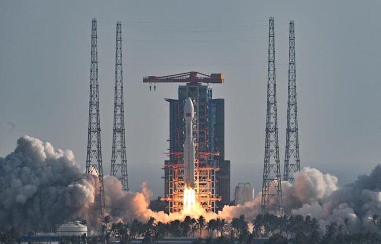 China lanza con éxito el cohete Gran Marcha-8A con 14 satélites de internet de órbita baja
