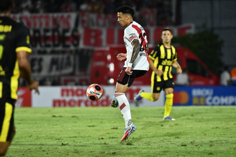 River venció a Peñarol por penales y se quedó con el amistoso en Uruguay