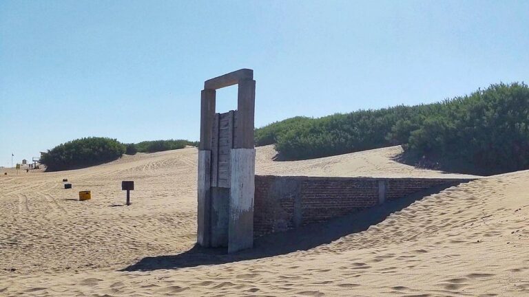El único túnel submedanal de Buenos Aires: 150 metros bajo la arena para llegar a una hermosa playa secreta