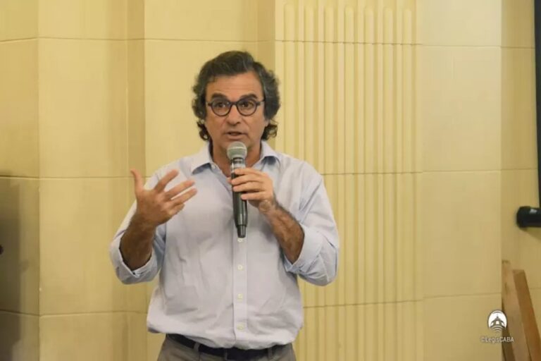 Otra vez la obra pública en la mira: denuncian a un funcionario de Milei con 8 propiedades sin declarar