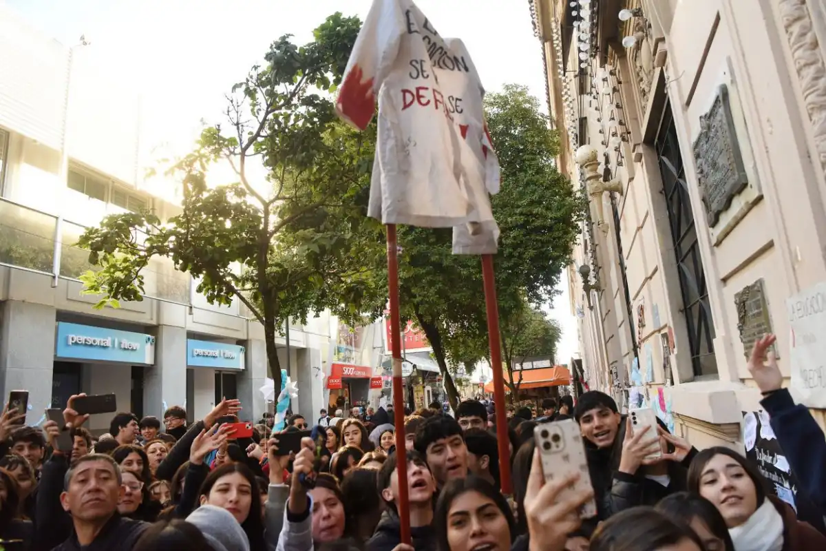 “Protesta, tensión y promesa de diálogo en la Escuela Normal”