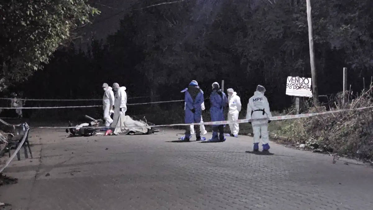 Dos muertos y una mujer herida en un choque fatal durante una persecución policial
