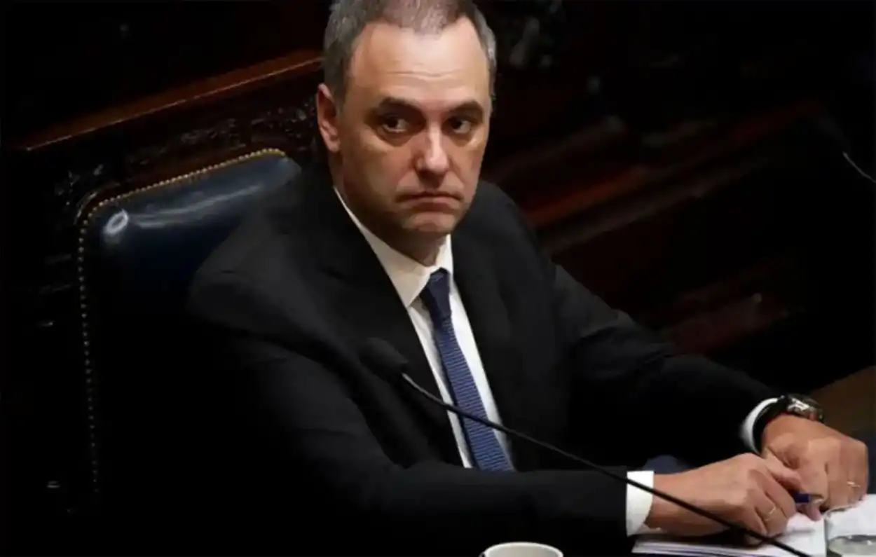 Una encuesta reveló que el 71% considera que Manuel Adorni debería renunciar