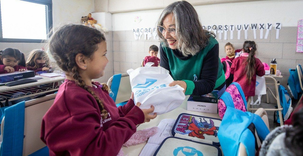 Lanús entregó tablets a estudiantes de primer grado de la EPMB N°1 “Manuel Láinez”
