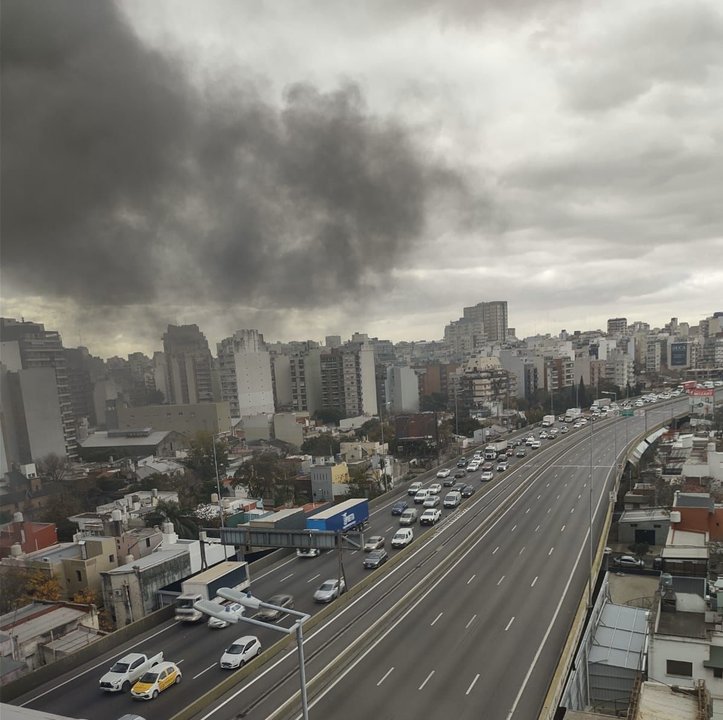 Se incendió un micro en la autopista 25 de Mayo: dos trasladados