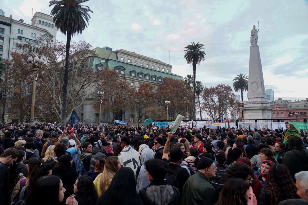 La Plaza de Mayo se convirtió en un epicentro de misa ricotera entre los primeros pogos y calles cerradas
