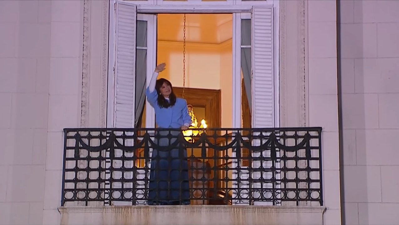 Cristina Kirchner salió al balcón a saludar a la militancia que se movilizó desde Parque Lezama