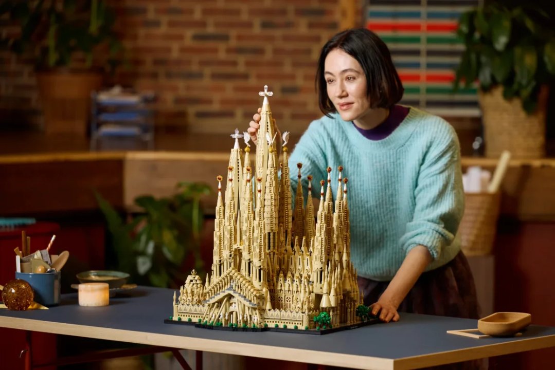 Lego lanza una réplica gigante de la Sagrada Familia con más de 12.000 piezas
