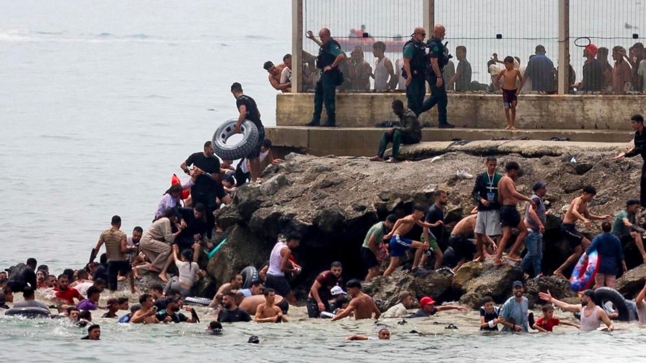 España despliega unidades militares para apoyar operaciones fronterizas en Ceuta por aumento en número de migrantes