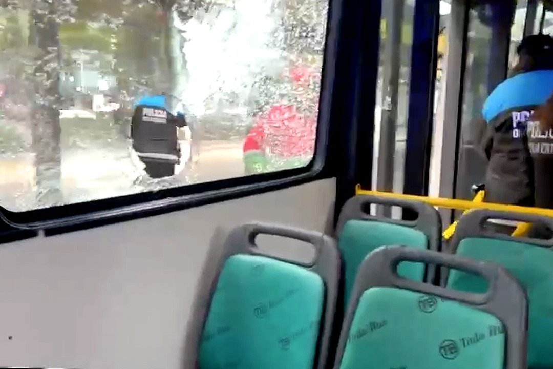 Ordenaron la internación voluntaria del acusado por arrojar piedras a un colectivo y herir a dos pasajeros