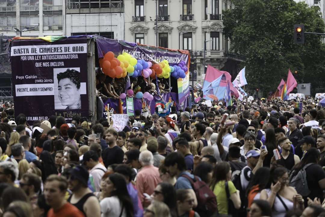 La comunidad LGBT celebró la restitución de terapias para adolescentes trans