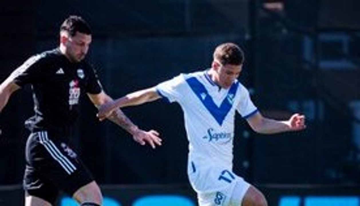 Vélez rescató un empate con polémica ante Riestra