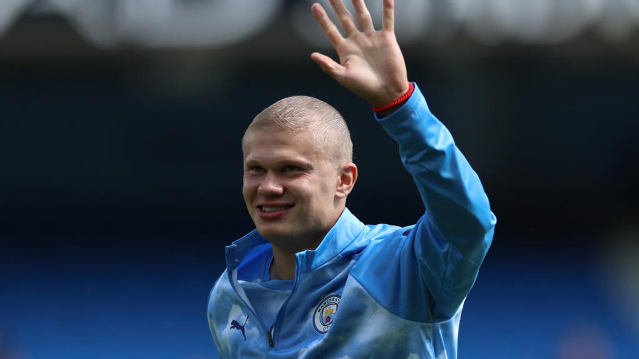 Nuevo look de Haaland y victoria del Manchester City en la primera fecha de la Premier League