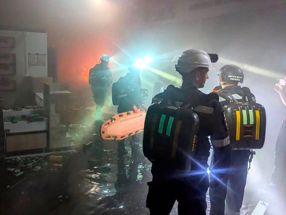 Al menos 14 muertos y 121 heridos en un ataque ruso contra un centro comercial en la ciudad natal de Zelenski