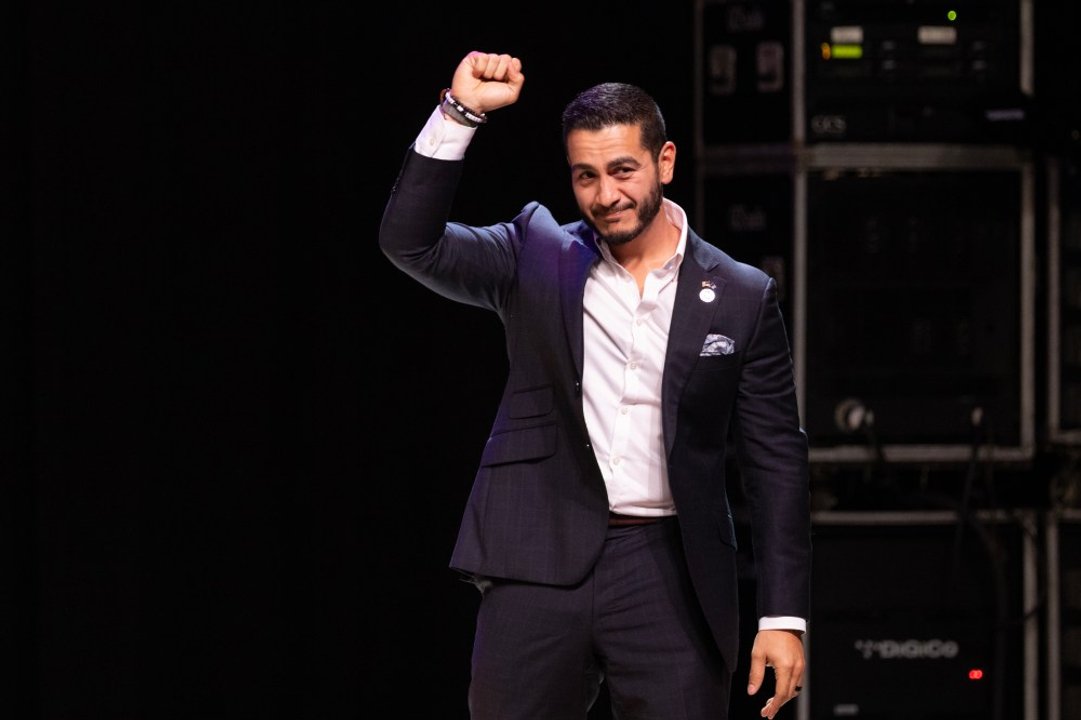 “Sacudimos al mundo”: Abdul El-Sayed se impone en primarias demócratas al Senado en Michigan