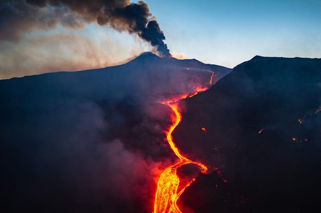 Erupción del Etna obliga a cerrar el aeropuerto de Catania y la ceniza llega a Malta