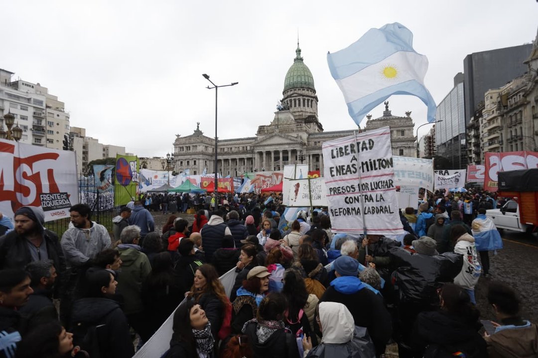 Bajo la lluvia, organizaciones concentraron frente al Congreso contra de la Ley de Propiedad Privada: Hubo incidentes