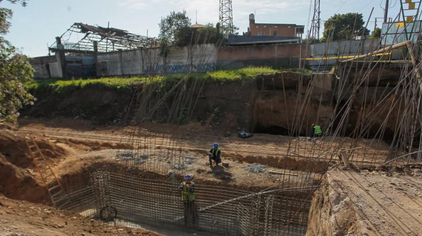 EL PUENTE DE CALLE MENDOZA AVANZA CON LA CONSTRUCCIÓN DE SU ESTRUCTURA