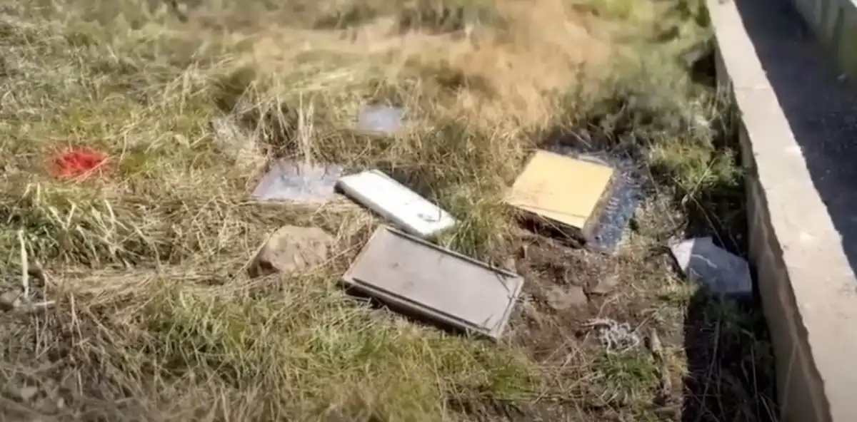Malvinas: hallan placas y ofrendas argentinas descartadas en las inmediaciones del Cementerio de Darwin