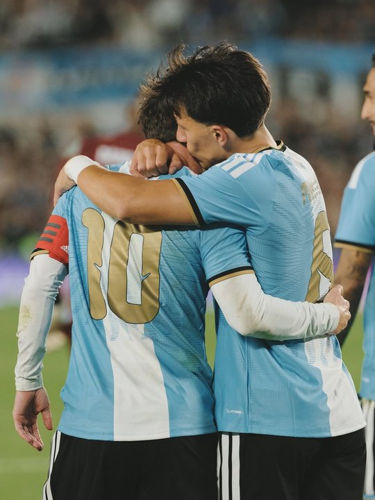 El video de la emoción de Messi rumbo al Monumental que publicó Lisandro Martínez