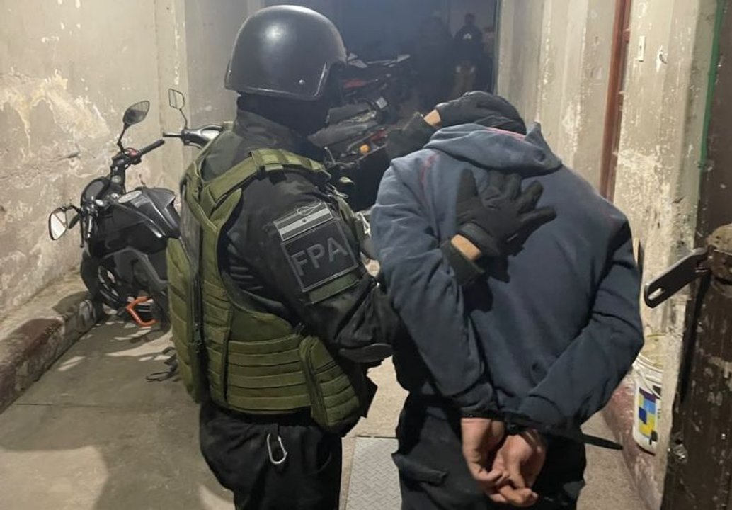 Desbaratan banda familiar que vendía drogas en Córdoba: detienen a padre, dos hijos y un amigo