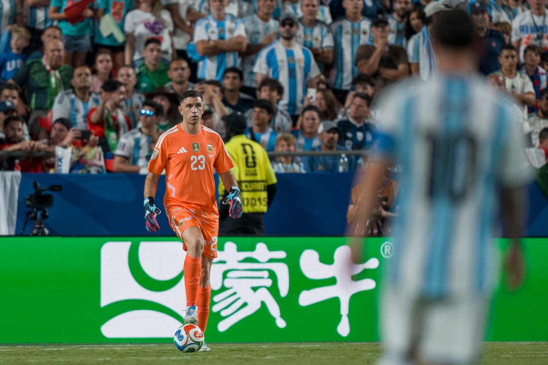 “Dibu” Martínez habló de Messi y eligió a su posible sucesor en la Selección