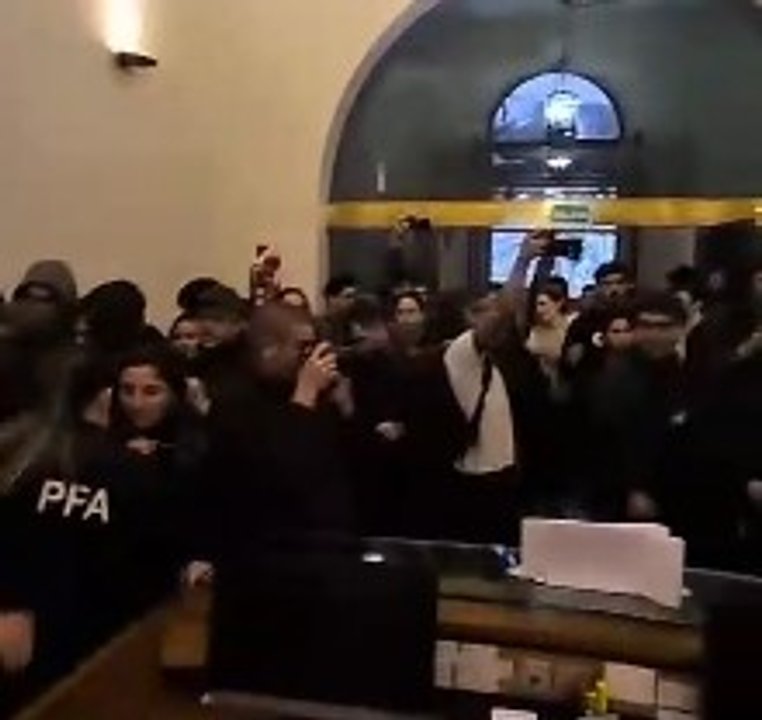Estudiantes ingresaron al Palacio Pizzurno y reclaman el cumplimiento de la Ley de Financiamiento Universitario